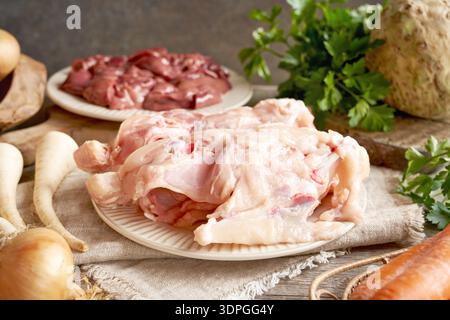 Dos de poulet crus et foie - ingrédients pour bouillon d'os ou soupe maison Banque D'Images