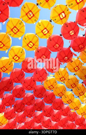 Canopée de lanternes chinoises rouges et jaunes traditionnelles, fond plein cadre à angle bas Banque D'Images