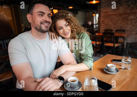Jeune couple profitant d'une pause café dans un café Banque D'Images