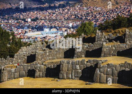 Vue sur les murs de pierre de la ville inca de Sacsayhuaman à Cusco, Pérou Banque D'Images