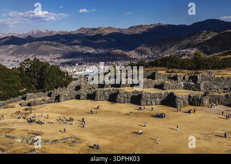 Vue sur les murs de pierre de la ville inca de Sacsayhuaman à Cusco, Pérou Banque D'Images