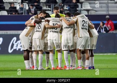 Paris, France. 14 février 2026. L'équipe de Lens lors du match de football français de League One 2025-26, PFC vs Lens au stade Jean Bouin, Paris, France, le 14 février 2026. Photo de Henri Szwarc/ABACAPRESS.COM crédit : Abaca Press/Alamy Live News Banque D'Images