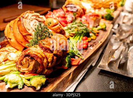 Préparation du bœuf wellington avec un plat de filet Banque D'Images