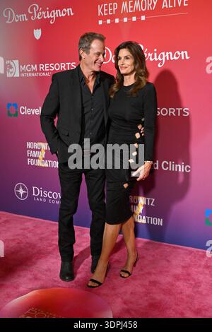 14 février 2026 - Las Vegas, Nevada, États-Unis - L'homme d'affaires Rande Gerber (G) et le mannequin, actrice et personnalité de la télévision Cindy Crawford assistent au gala annuel Keep Memory Alive Power of Love pour le Cleveland Clinic Lou Ruvo Center for Brain Health au MGM Grand Garden Arena le 14 février 2026 à Las Vegas, Nevada. (Crédit image : © David Becker/ZUMA Press Wire) USAGE ÉDITORIAL SEULEMENT ! Non destiné à UN USAGE commercial ! Banque D'Images