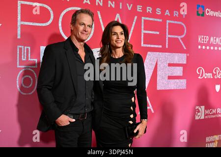 14 février 2026 - Las Vegas, Nevada, États-Unis - L'homme d'affaires Rande Gerber (G) et le mannequin, actrice et personnalité de la télévision Cindy Crawford assistent au gala annuel Keep Memory Alive Power of Love pour le Cleveland Clinic Lou Ruvo Center for Brain Health au MGM Grand Garden Arena le 14 février 2026 à Las Vegas, Nevada. (Crédit image : © David Becker/ZUMA Press Wire) USAGE ÉDITORIAL SEULEMENT ! Non destiné à UN USAGE commercial ! Banque D'Images