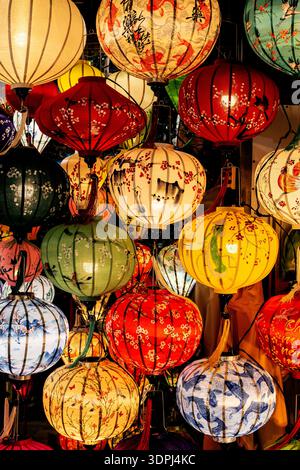 de nombreuses lanternes vietnamiennes colorées traditionnelles exposées la nuit à hoi an vietnam Banque D'Images