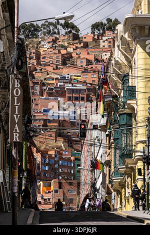 La Paz, Bolivie - 20 octobre 2025 : vue sur la rue du quartier des affaires de la Paz qui contraste avec les favelas en arrière-plan dans les Andes à Bo Banque D'Images