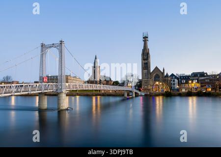Les gratte-ciel d'Inverness et les monuments historiques vus depuis les rives de la rivière Ness dans la région des Highlands, en Écosse. Banque D'Images