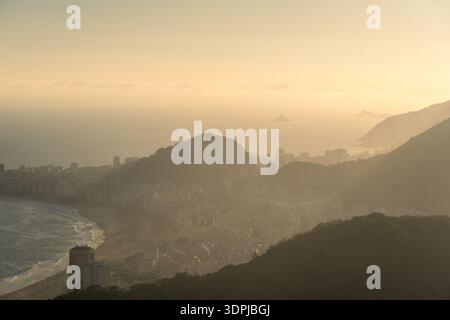 Rio de Janeiro, Brésil : vue aérienne panoramique de la plage de Copacabana à Rio de Janeiro, Brésil pendant le coucher du soleil tourné depuis le célèbre point de vue du pain de sucre Banque D'Images