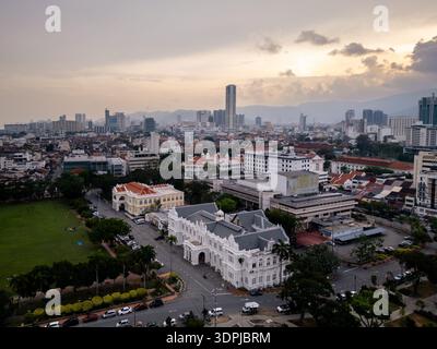 George Town, Penang : vue aérienne du quartier historique de la vieille ville de Georgetown avec l'ancien hôtel de ville de Penang en Malaisie au coucher du soleil Banque D'Images