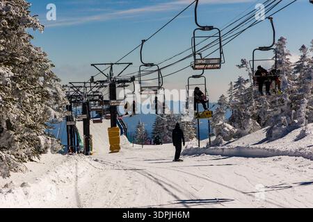 Télésiège transportant des skieurs jusqu'à la montagne enneigée de Yokoteyama à Shiga Kogen, Japon Banque D'Images