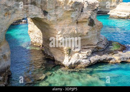 Torre Sant'Andrea, Melendugno, Italie. Arches rocheuses naturelles, Arco degli Innamorati Banque D'Images