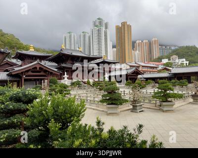 Le Chi Lin Nunnery, avec les gratte-ciel en arrière-plan. Banque D'Images