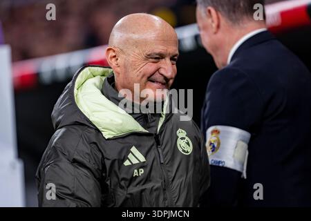 Madrid, Madrid, Espagne. 14 février 2026. Antonio Pintus, entraîneur de fitness du Real Madrid, entre sur le terrain avant le match de football LaLiga EA Sports entre le Real Madrid CF et la Real Sociedad à l'Estadio Bernabeu à Madrid, en Espagne, le 14 février 2026. (Crédit image : © Alberto Gardin/ZUMA Press Wire) USAGE ÉDITORIAL SEULEMENT ! Non destiné à UN USAGE commercial ! Banque D'Images