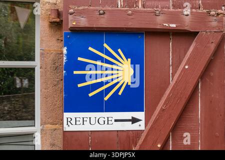Camino de Santiago signe de pèlerinage et flèche jaune pour se réfugier Banque D'Images