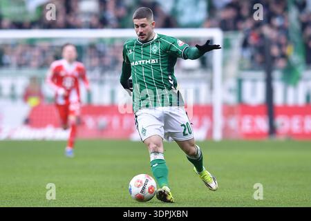 Brême, Allemagne. 14 février 2026. Fussball 1. Bundesliga 22. Spieltag SV Werder Brême - FC Bayern Muenchen am 14.02.2026 im Weserstadion in Brême Romano Schmid ( Brême ) la réglementation du LDF interdit toute utilisation de photographies comme séquences d'images et/ou quasi-vidéo. Foto : Revierfoto crédit : ddp Media GmbH/Alamy Live News Banque D'Images