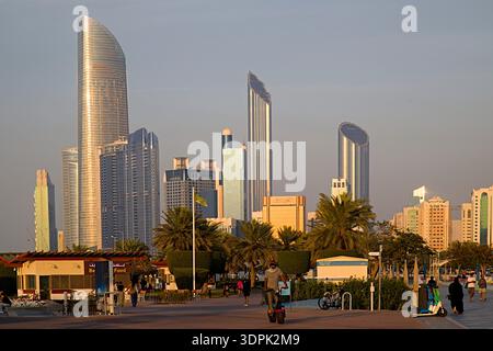 Émirats arabes Unis, Abu Dhabi, Corniche, promenade, skyline, Banque D'Images