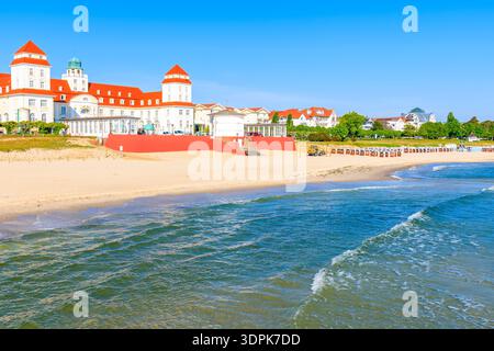 Vue sur la plage de sable et bel hôtel et spa dans la station balnéaire de Binz, île de Rugen, mer Baltique, Allemagne Banque D'Images