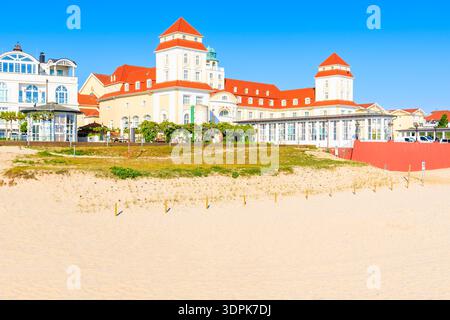 Vue sur la plage de sable et bel hôtel et spa dans la station balnéaire de Binz, île de Rugen, mer Baltique, Allemagne Banque D'Images