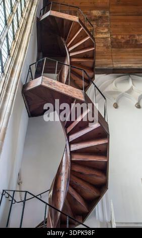L'un des deux escaliers médiévaux en colimaçon en bois de 25 m de haut dans l'Oude Kerk, Amsterdam, pays-Bas Banque D'Images