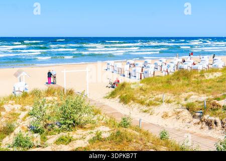Chemin vers une belle plage de sable à Baabe sur l'île de Rugen, mer Baltique, Allemagne Banque D'Images