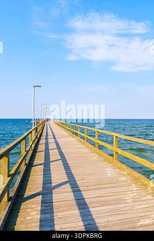 Jetée dans la ville de Goehren avec belle mer bleue et ciel ensoleillé, île de Ruegen, mer Baltique, Allemagne Banque D'Images