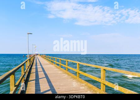 Jetée dans la station balnéaire de Goehren avec belle mer bleue et ciel ensoleillé, île de Ruegen, mer Baltique, Allemagne Banque D'Images