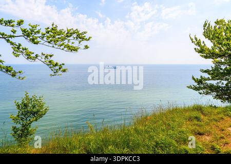 Bateau de ferry naviguant sur l'horizon de la mer vu des falaises du parc national de Jasmund, île de Ruegen, mer Baltique, Allemagne Banque D'Images