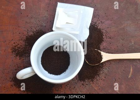 café goutte à goutte poudre avec filtre et cuillère en bois dans le verre de tasse sur la table Banque D'Images