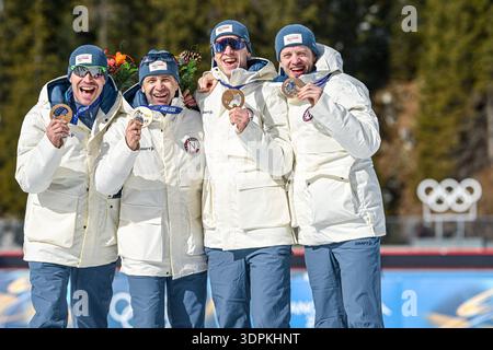 Anterselva, Italie. 15 février 2026. Tarjei Boe, Johannes Thingnes Boe, Ole Einar Bjoerndalen et Emil Hegle Svendsen, de Norvège, médaillés de bronze pour la course de relais de biathlon masculin de 4x7,5 kilomètres des Jeux olympiques d'hiver de Sotchi 2014, posent pour des photos lors d'une cérémonie de réattribution des médailles aux Jeux olympiques d'hiver de 2026 à Anterselva, Italie, le 15 février 2026. Crédit : Jiang Han/Xinhua/Alamy Live News Banque D'Images