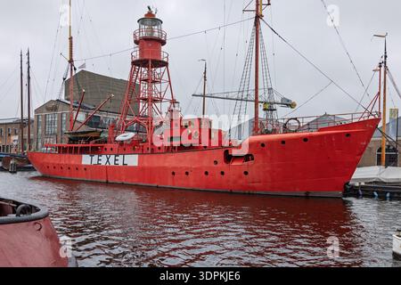 Le vaisseau-phare rouge frappant No 10 Texel amarré à Willemsoord, Den Helder. Phare flottant historique utilisé pour la sécurité de la navigation maritime. Den H Banque D'Images