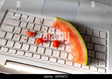 Gros plan de pastèque renversée sur un clavier d'ordinateur, 2026, États-Unis Banque D'Images