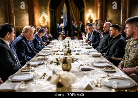 Le président Donald Trump rencontre le président ukrainien Volodymyr Zelensky à Mar-a-Lago à Palm Beach, Floride, le 28 décembre 2025. Banque D'Images