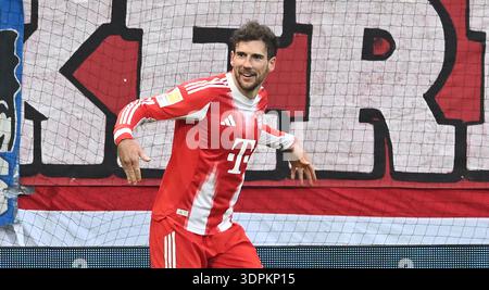 Brême, Allemagne. 14 février 2026. Leon Goretzka du Bayern Munich célèbre le troisième but de son équipe contre le Werder Brême en simulant le vol d'un oiseau. Crédit : Carmen Jaspersen/dpa - AVIS IMPORTANT : les règles DFL/DFB interdisent toute utilisation de photographies sous forme de séquences d'images et/ou quasi vidéo/dpa/Alamy Live News Banque D'Images