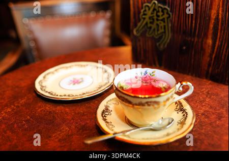 élégant service à thé en porcelaine avec motif floral Banque D'Images