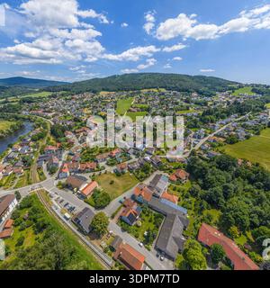 Vue panoramique de Chamerau sur la rivière Regen dans le parc naturel de la forêt de haute Bavière Banque D'Images