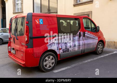 Prague, Tchéquie - 20 janvier 2025 : Van pour la Bibliothèque nationale de la République tchèque Banque D'Images