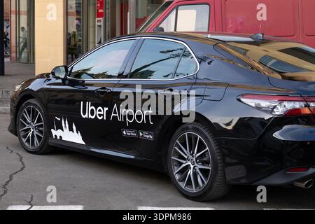 Prague, Tchéquie - 20 janvier 2025 : Uber Airport Vehicle propose des trajets depuis Vaclav Havel Airport Prague. Banque D'Images