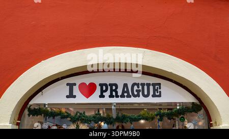 Prague, Tchéquie - 20 janvier 2025 : panneau sur une vitrine de boutique de souvenirs avec le slogan I LOVE (Heart) Prague. Banque D'Images