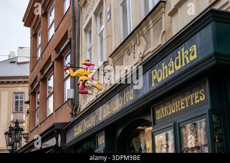 Prague, Tchéquie - 20 janvier 2025 : panneau Jester au-dessus de l'entrée de la boutique 'at the Golden Lion' vendant des jouets et des marionnettes tchèques. Banque D'Images