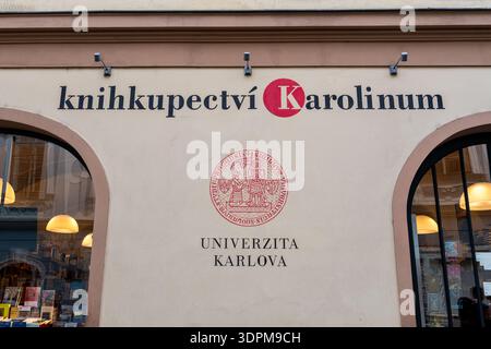 Prague, Tchéquie - Jan. 20, 2025 : Université Charles - librairie Karolinum offre un grand choix de littérature ainsi que des cartes postales uniques et locales Banque D'Images