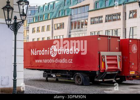 Prague, Tchéquie - 20 janvier 2025 : bandes-annonces avec le logo du Théâtre National, un opéra historique de Prague. Banque D'Images