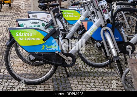 Prague, Tchéquie - 20 janvier 2025 : vélos Nextbike alignés dans une rue de la ville avec le logo de la Fondation Tipsport et le slogan, "nous parions Banque D'Images