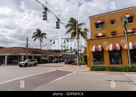 Scène de rue dynamique sur Atlantic Avenue dans le centre-ville de Delray Beach, Floride avec des palmiers et une architecture historique Banque D'Images