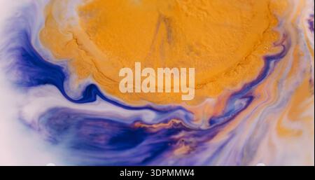 Mélange de gouttes de liquide de déversement de peinture défocalisée par taches humides Banque D'Images