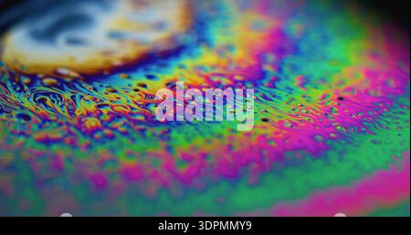 Mélange d'explosion de gouttes de peinture à gradient de flou d'huile arc-en-ciel Banque D'Images