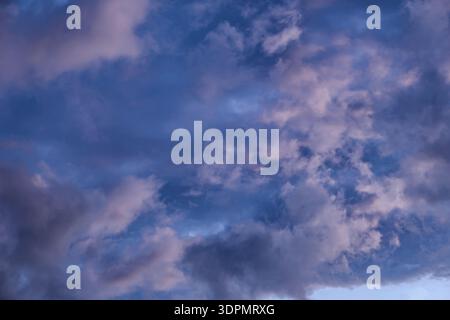 ciel bleu profond rempli de nuages blancs et roses moelleux, vue atmosphérique calme. scène de ciel serein, nuages de rêve, nature paisible, tranquille Banque D'Images