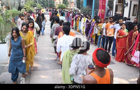 PATNA, INDE - 15 FÉVRIER : des dévots en file d'attente à l'occasion du festival Mahashivaratri au temple Shiv, Khajpura, le 15 février 2026 à Patna, Inde. Le festival hindou est dédié au Seigneur Shiva et à la Déesse Parvati, symbolisant leur union divine et l'équilibre des énergies masculine et féminine. Sur Shivratri, les dévots visitent les temples, offrent des prières et observent les jeûnes. On croit aussi que le Seigneur Shiva a exécuté la danse cosmique de création et de destruction de Tandav, en cette nuit sainte. Photo de Santosh Kumar/Hindustan Times les dévots hindous de toute l'Inde célèbrent le Maha Shivratri Festiv Banque D'Images