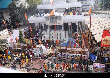 PATNA, INDE - 15 FÉVRIER : les dévots se rassemblent autour du temple Khajpura Shiv pour adorer le seigneur Shiva à l'occasion du festival Mahashivratri le 15 février 2026 à Patna, en Inde. Le festival hindou est dédié au Seigneur Shiva et à la Déesse Parvati, symbolisant leur union divine et l'équilibre des énergies masculine et féminine. Sur Shivratri, les dévots visitent les temples, offrent des prières et observent les jeûnes. On croit aussi que le Seigneur Shiva a exécuté la danse cosmique de création et de destruction de Tandav, en cette nuit sainte. Photo de Santosh Kumar/Hindustan Times des dévots hindous à travers l'Inde célèbrent Maha Banque D'Images