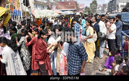 PATNA, INDE - 15 FÉVRIER : les dévots se rassemblent pour adorer le seigneur Shiva à l'occasion du festival Mahashivratri au croisement de route ennuyeux le 15 février 2026 à Patna, en Inde. Le festival hindou est dédié au Seigneur Shiva et à la Déesse Parvati, symbolisant leur union divine et l'équilibre des énergies masculine et féminine. Sur Shivratri, les dévots visitent les temples, offrent des prières et observent les jeûnes. On croit aussi que le Seigneur Shiva a exécuté la danse cosmique de création et de destruction de Tandav, en cette nuit sainte. Photo de Santosh Kumar/Hindustan Times des dévots hindous à travers l'Inde célèbrent Maha Shi Banque D'Images